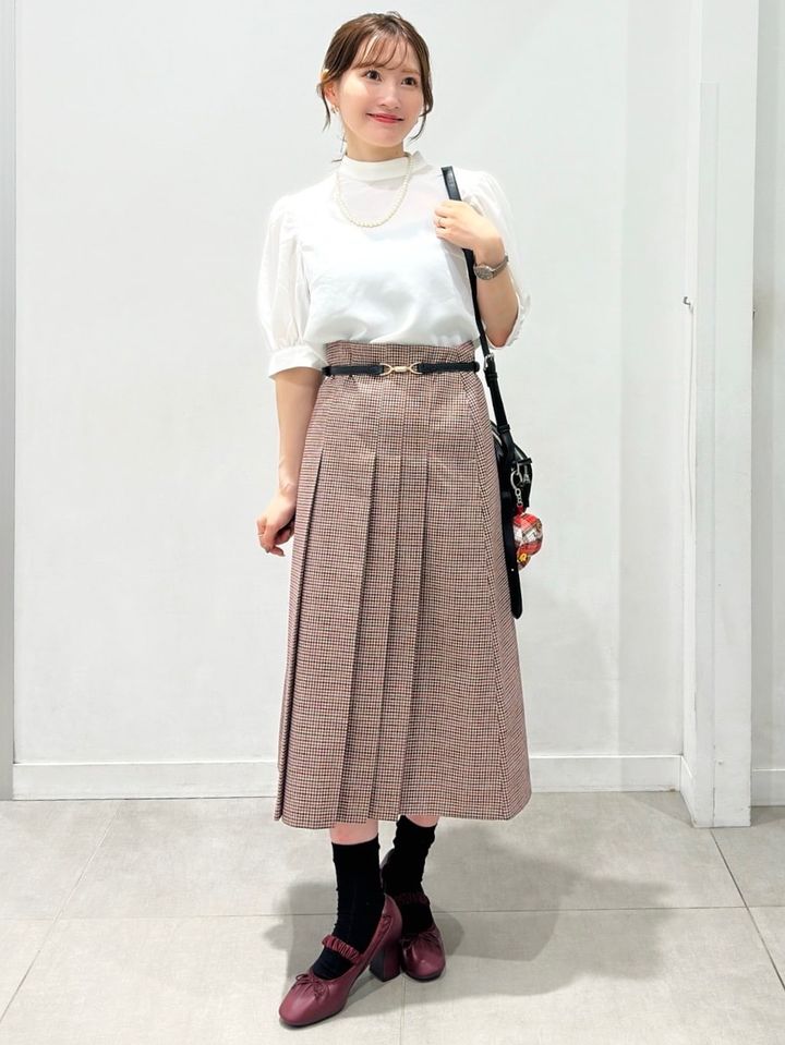 スカートと合わせてフェミニンに 出典：StyleHint