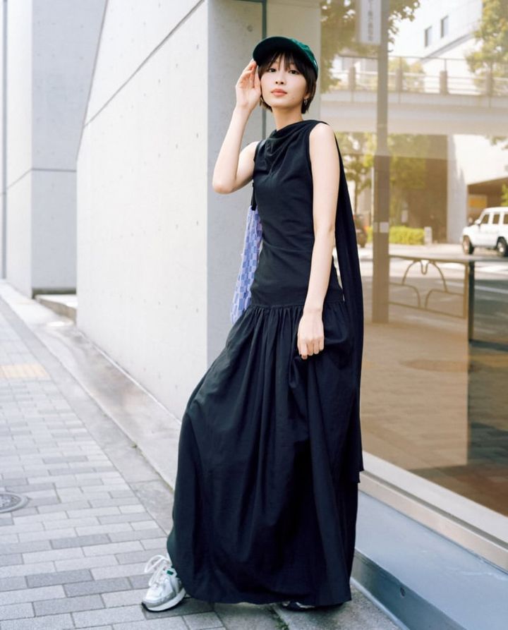 One-piece: EHRÉ Cap: NEW ERA Bag: LASTFRAME Shoes: New Balance Earrings: Vintage