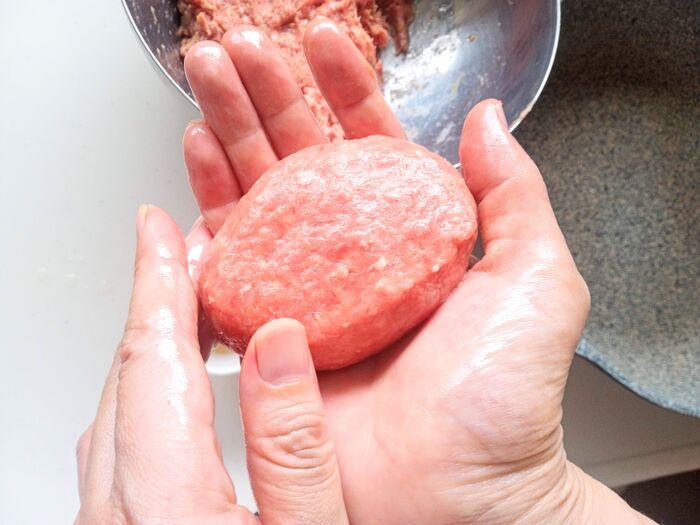 安いひき肉でも肉汁が止まらない！『つるりん肌』が合言葉♡失敗知らずのハンバーグ革命【やってみた】