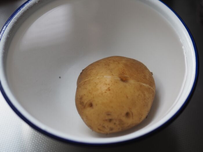 『じゃがいもの皮』がツルンとむける【速攻皮むき裏ワザ】真ん中に切れ込みを入れるだけ！？