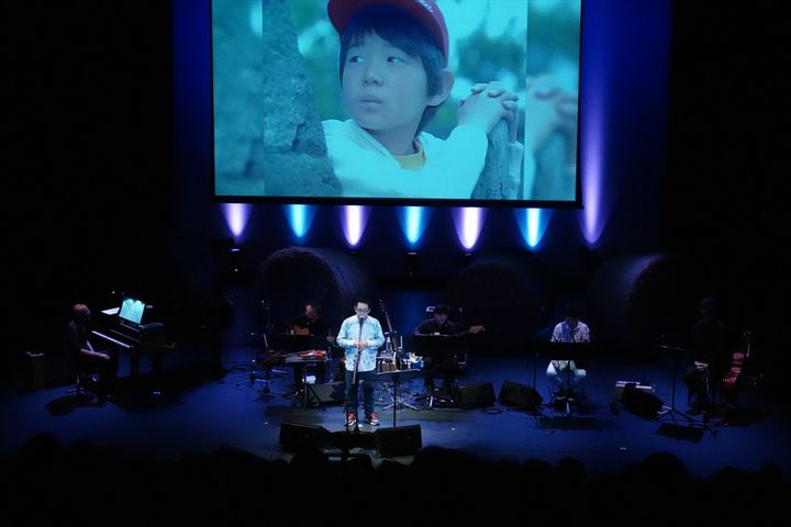 「北の国からコンサート 富良野公演」より自ら手掛けた劇伴を演奏するさだまさし width=