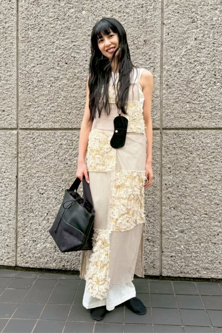 40代スナップ ロングワンピース 安藤静香さん ワンピース、パンツ、バッグ、サングラスケース／すべてミュラー オブ ヨシオクボ 靴／ザ ロウ