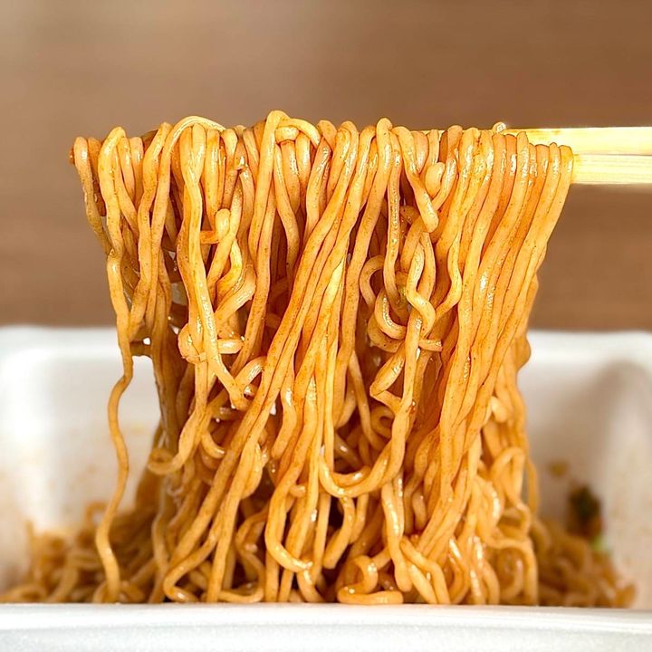 まるか食品の「ペヤング イカ焼き風やきそば唐辛子マヨネーズ付き」