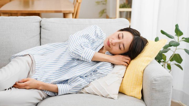 ソファで寝る女性