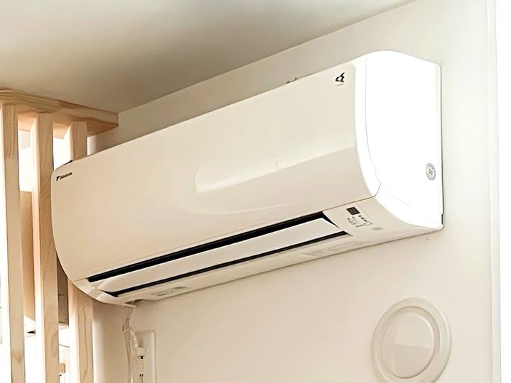 エアコンの電気代を無駄にしてしまう家には6つの特徴があります。直射日光の遮断やフィルター掃除、室外機の対策など、暑さを我慢するのではなく、涼しさを保ちながら夏の電気代を賢く節約するポイントを紹介します。