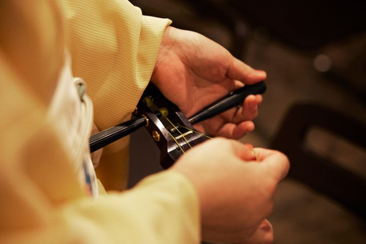 高座の準備中の桂小すみさん