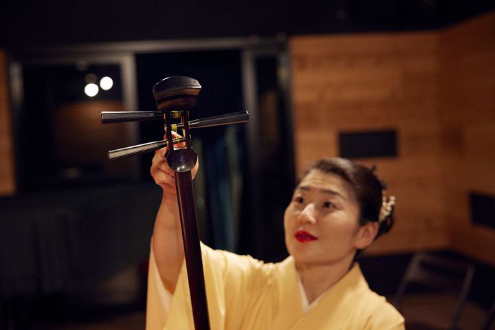 高座の準備中の桂小すみさん