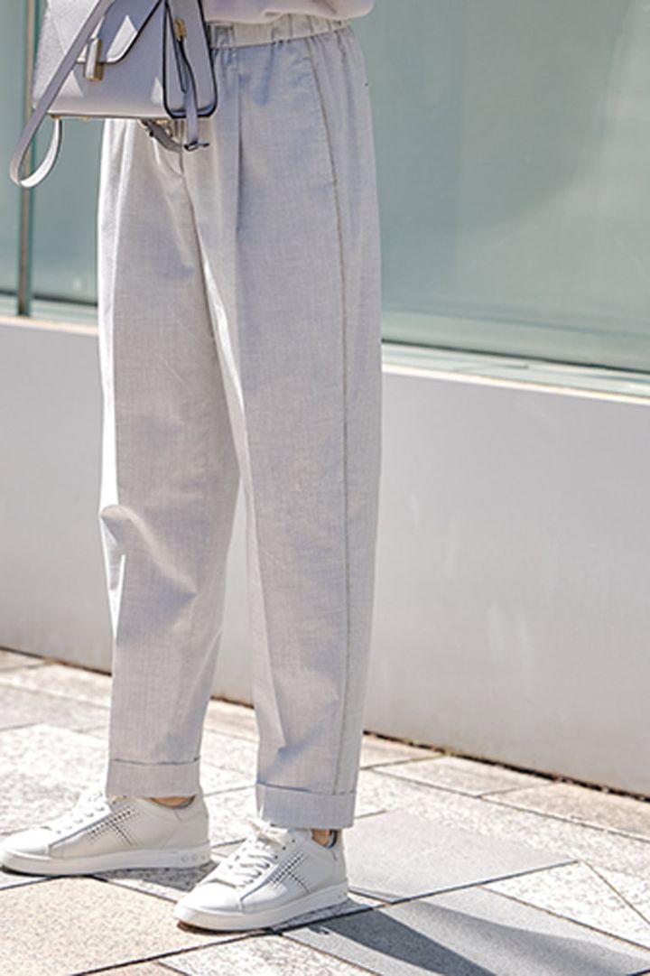 このパンツは薄手なので風通しよく涼しい！ 「トッズ」のスニーカーは、軽やかなパンチングで通気性がいいので足元も涼やかです