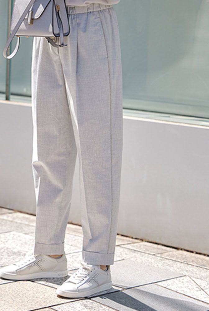 このパンツは薄手なので風通しよく涼しい！ 「トッズ」のスニーカーは、軽やかなパンチングで通気性がいいので足元も涼やかです
