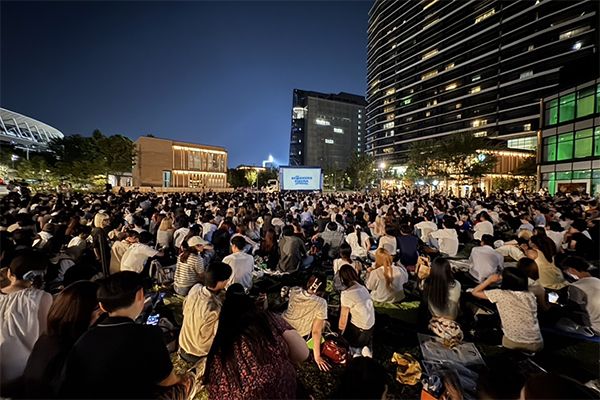 【東京都新宿区】明治公園の夏イベントで日東紅茶コラボドリンクが登場！ナイトシネマ上映作品も公開