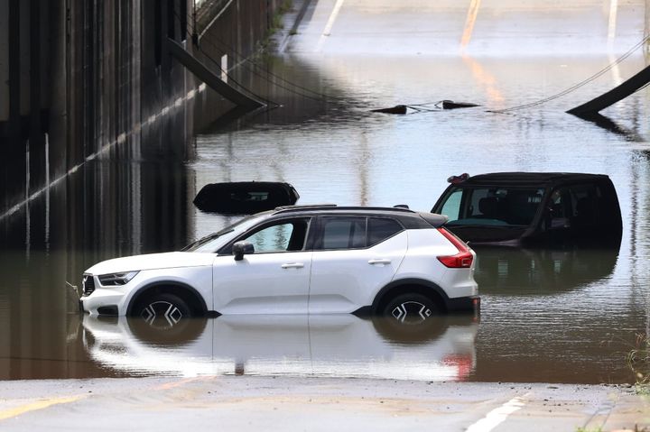 京成松戸線のアンダーパスが冠水し、水没した車（8月14日、千葉県鎌ケ谷市、時事通信フォト）