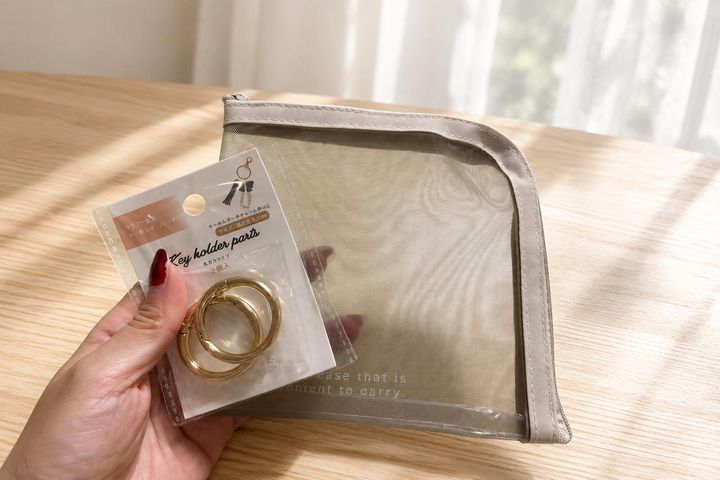 画像1: カラビナを付けてバッグの外側へ掛ける