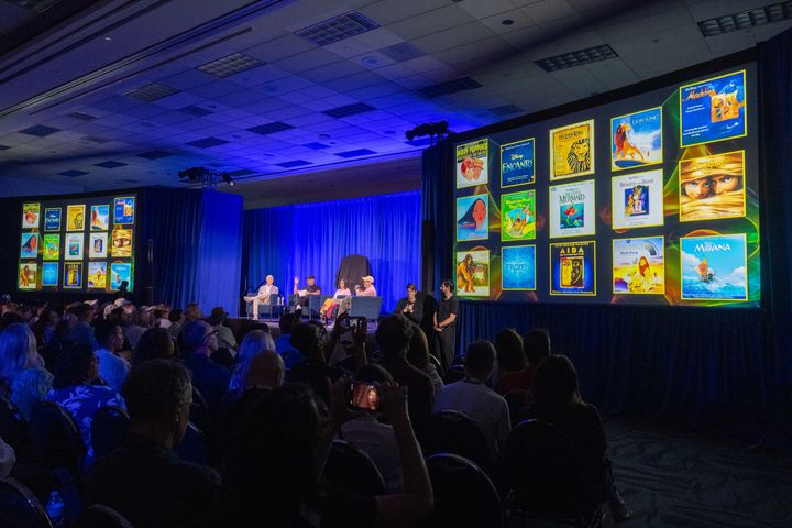 「Disney and the GRAMMYs」のステージと、スクリーンに並ぶディズニー作品のサウンドトラック