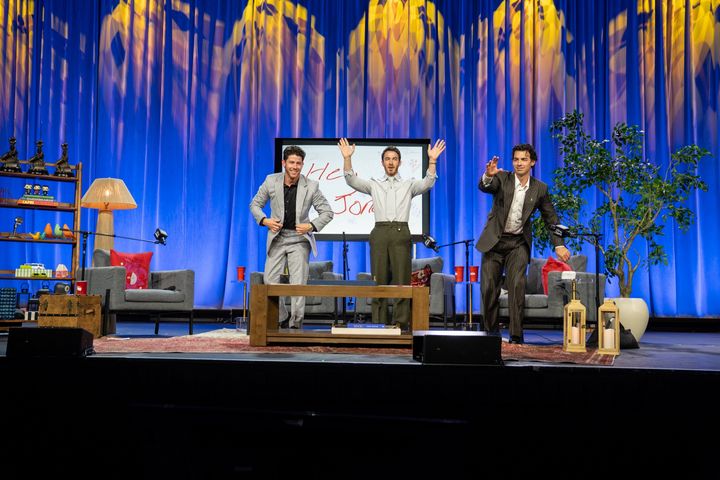 「Hey Jonas! Live at D23」のステージに立つニック・ジョナス、ケヴィン・ジョナス、ジョー・ジョナス