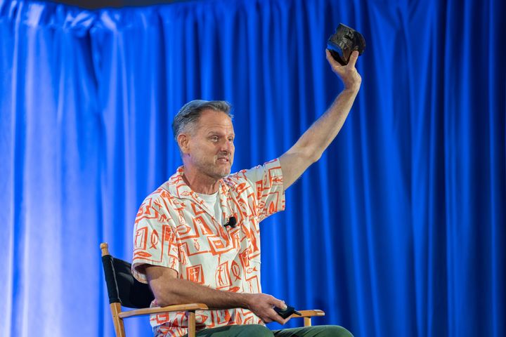 「Searching for the Swiss Family Robinson Tree House」で話すケヴィン・キドニー