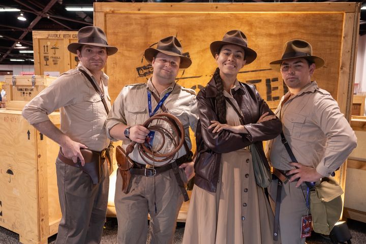 インディアナ・ジョーンズの衣装で並ぶ4人のコスプレイヤー