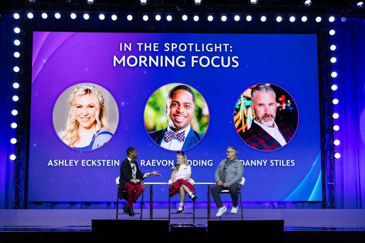 「In the Spotlight: Morning Focus」に並ぶアシュリー・エクスタイン、レイヴォン・レディング、ダニー・スタイルズ