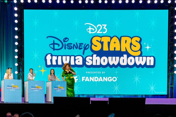 「D23 Disney Stars Trivia Showdown」の解答席に並ぶアシュリー・エクスタイン、ダニエル・ローガン、ミンナ・ウェン、ニーナ・ウェスト