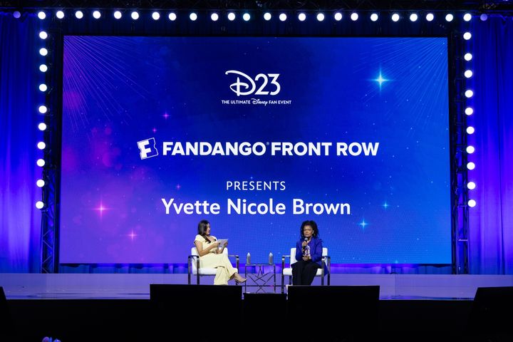 「Fandango Front Row」に登場したイヴェット・ニコール・ブラウン