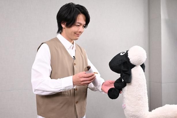 【写真を見る】ショーンから直々に任命書を受け取る中村倫也 [c] 2026 / AARDMAN ANIMATIONS Ltd - All Rights Reserved
