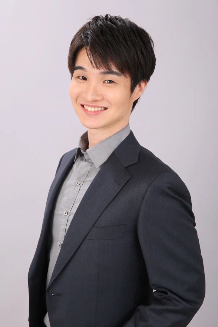 スーツ姿で笑顔を見せる出演キャスト