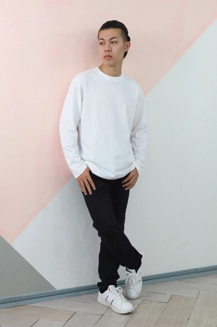 白いロングスリーブ姿でポーズをとる出演キャスト