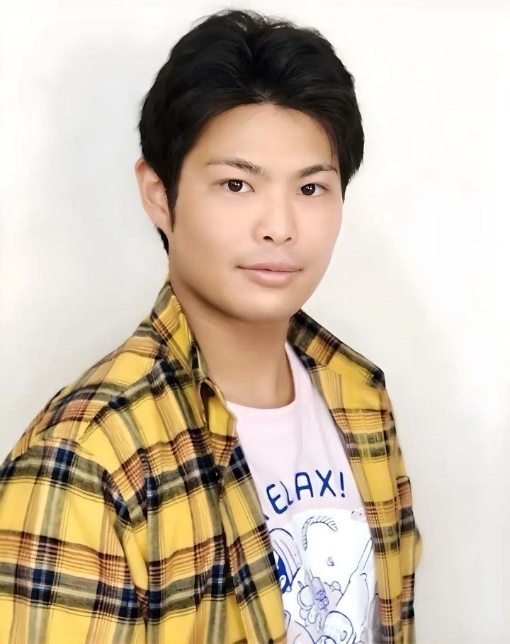 チェックシャツを羽織った出演キャスト