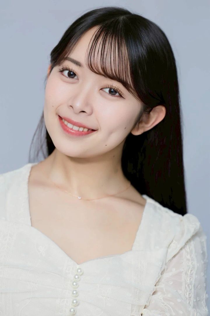 白いレース衣装で笑顔を見せる出演キャスト