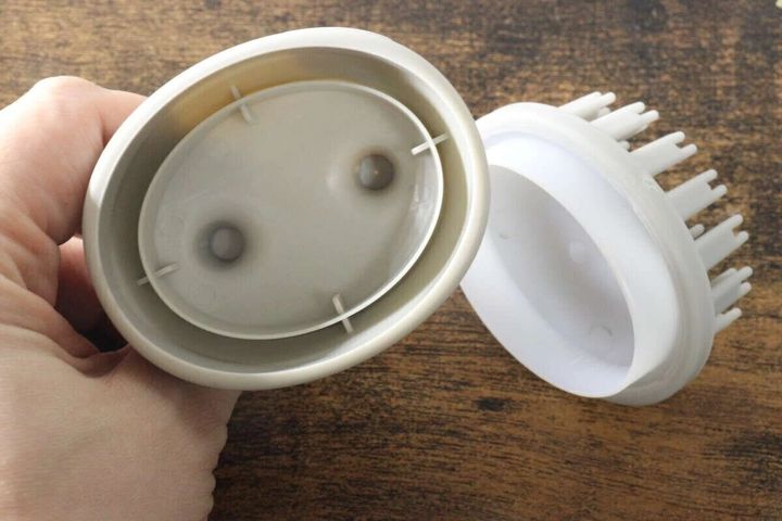 シャンプーブラシのブラシ部分とスタンド部分が分離している様子