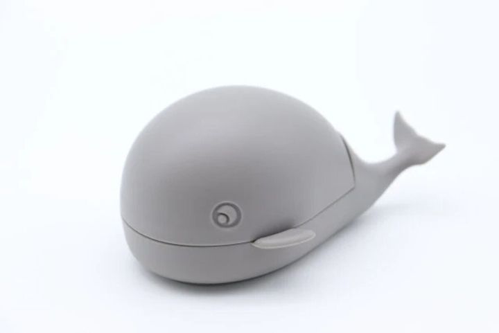 グレーで丸みのあるクジラ型のダイソー爪ブラシ本体