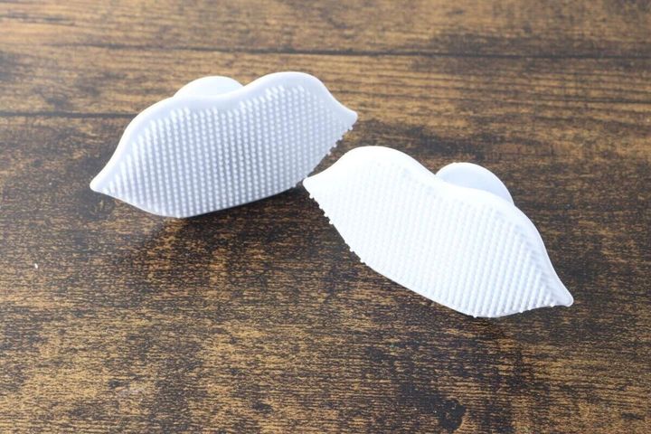 白い突起がびっしり並んだ唇型のシリコーン洗顔ブラシ2個