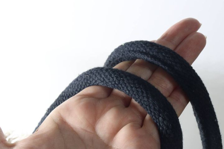 手が黒い持ち手を握っているクローズアップ、持ち手の太さや質感がわかる