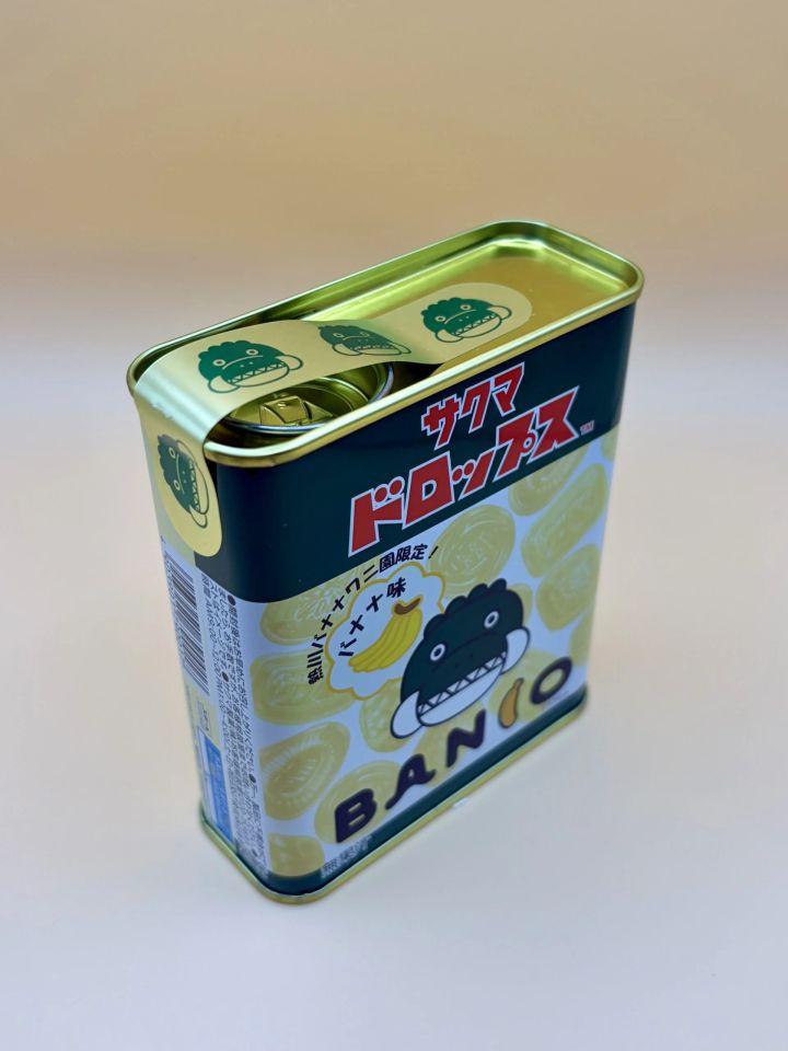 斜め上から見た熱川バナナワニ園 バナナドロップスの缶と開封用の帯