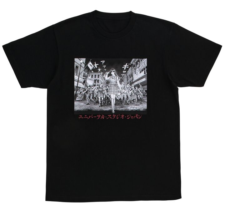 ゾンビの大群を率いてストリートを闊歩する富江の描きおろしアートをプリントした黒いTシャツ