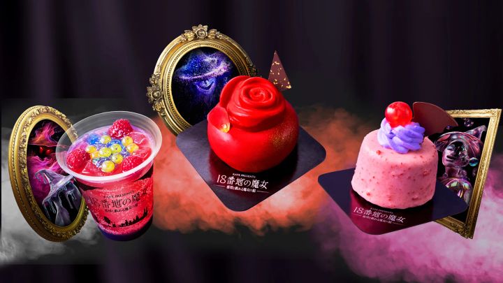 左からストロベリーソーダ、薔薇を模した真紅のムースケーキ、ベリームースケーキが並ぶ「18番地の魔女」イメージのスウィーツ