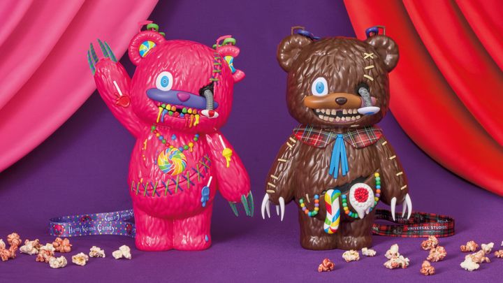 キャンディをモチーフにした装飾のピンクのハミクマキャンディ（左）と、チェック柄のリボンをつけた茶色のハミクマのポップコーンバケツ（右）