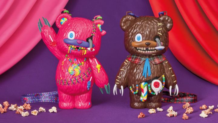 キャンディをモチーフにした装飾のピンクのハミクマキャンディ（左）と、チェック柄のリボンをつけた茶色のハミクマのポップコーンバケツ（右）