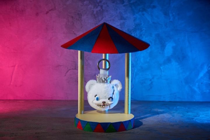 白い毛並みに銀色の冠をのせたハミクマソウルのフェイスキーチェーン