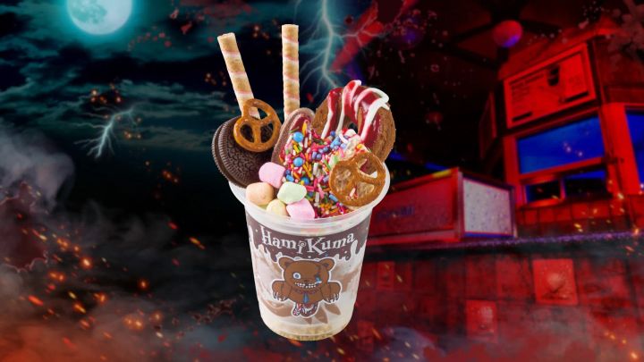 チョコクッキーやプレッツェル、マシュマロ、カラースプレーがたっぷりトッピングされたハミクマ・チョコレートサンデー