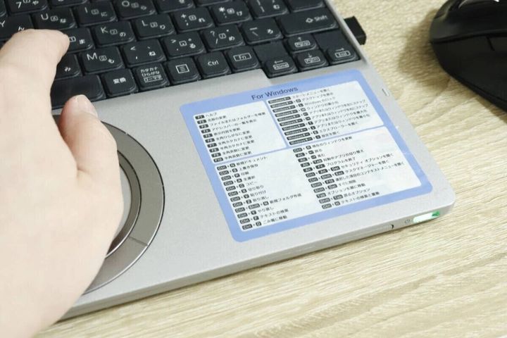 ノートPCのパームレストにショートカットキーステッカーを貼っている。
