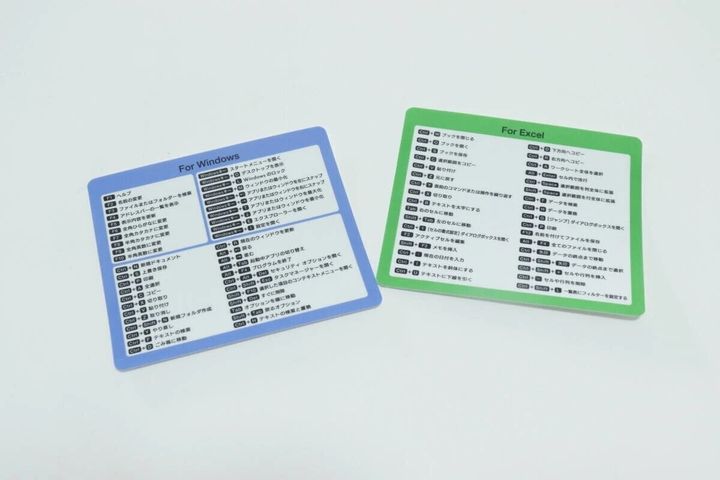 Windows用とExcel用のショートカットキーステッカーが並べられている。