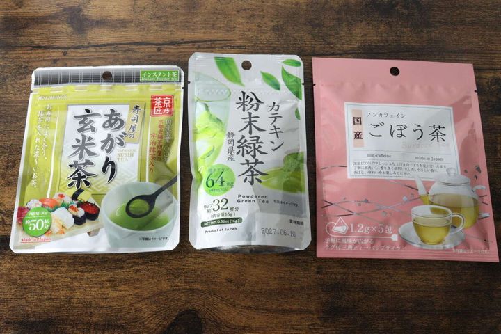 ダイソーの「寿司屋のあがり玄米茶」「カテキン粉末緑茶」「国産ごぼう茶」のパッケージ3点が並べられている
