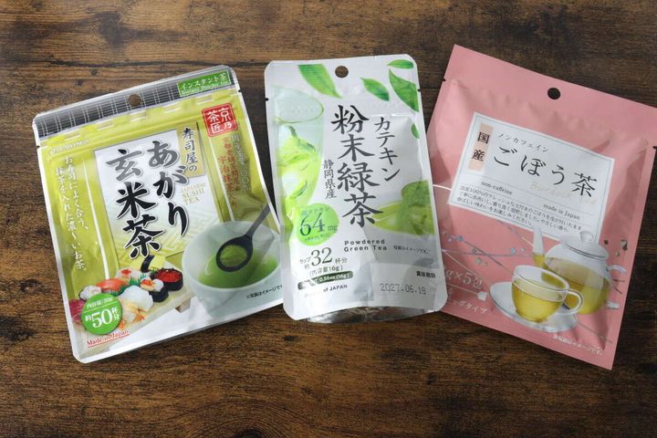 ダイソーの「寿司屋のあがり玄米茶」「カテキン粉末緑茶」「国産ごぼう茶」のパッケージ3点が並べられている