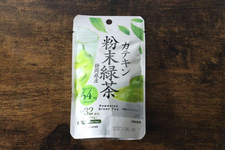 ダイソーの「カテキン粉末緑茶」パッケージの正面アップ