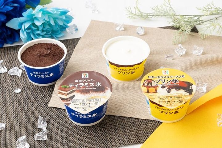 セブンプレミアムのティラミス氷とプリン氷のカップアイスが並ぶ