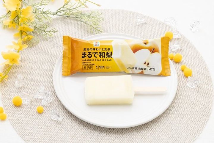 白い皿に置かれたセブンプレミアム「まるで和梨」アイスバーと商品パッケージ