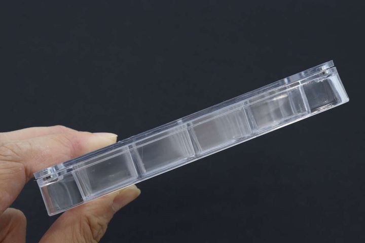 指で持ったディスプレイBOXを横から見た様子