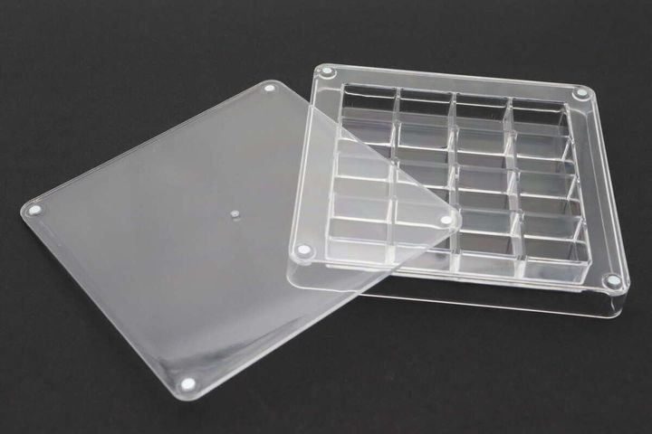 ディスプレイBOX本体と透明なフタが外れた状態