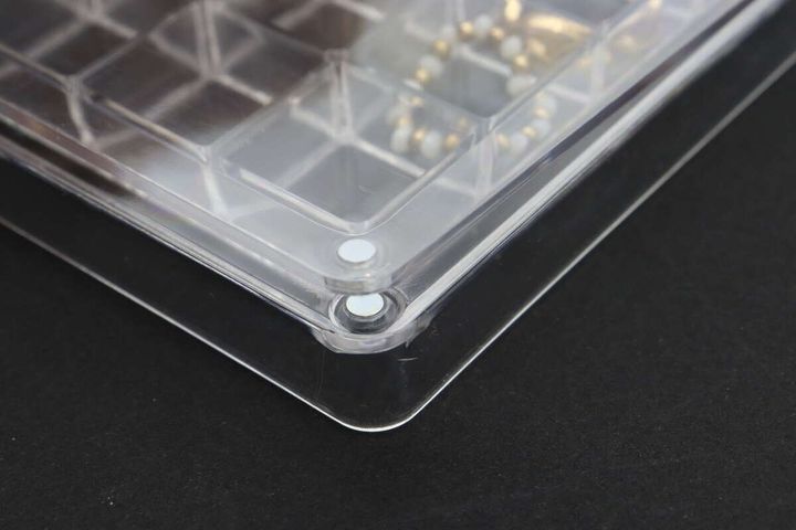 ディスプレイBOXのフタにあるマグネット部分の接写