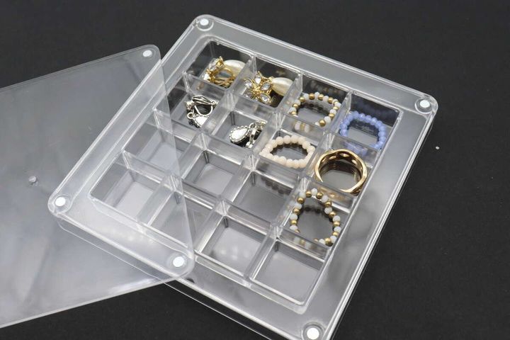 アクセサリーが収納されたディスプレイBOXと開いたフタ